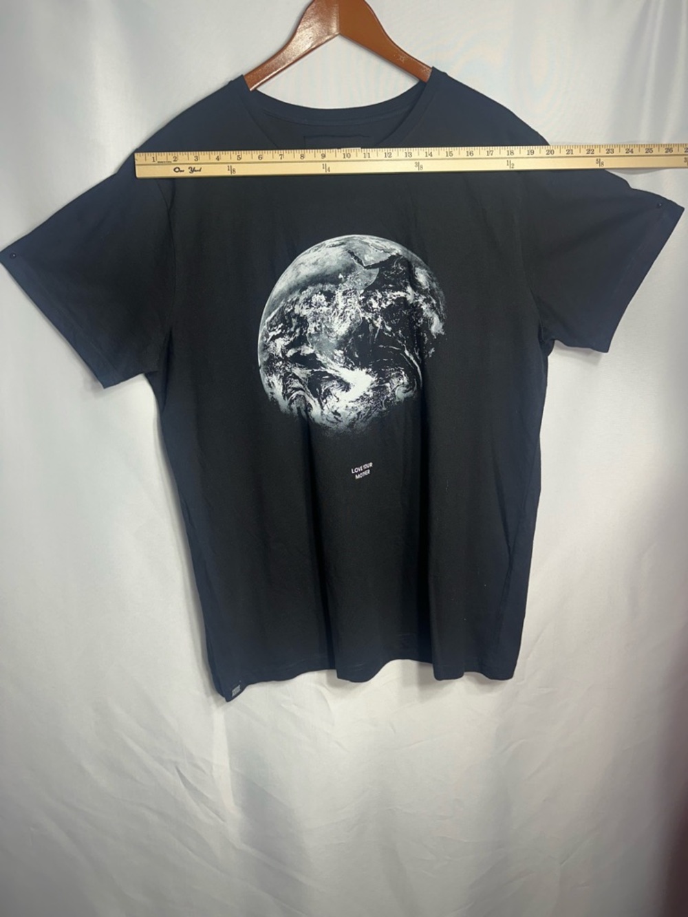 Black Short-Sleeve Graphic Tee with Earth Print size XL like new - Picture 3 of 7